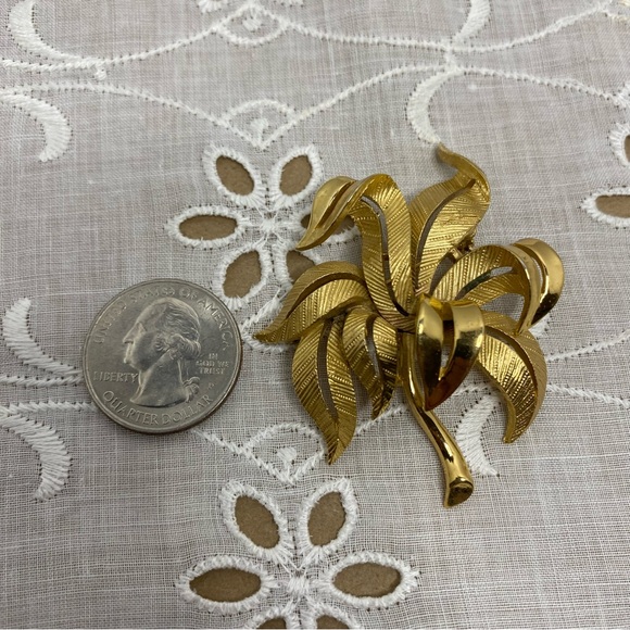 Vintage Crown Trifari Brooch Brushed Gold Tone Textured Ribbon Leaf - Picture 10 of 12